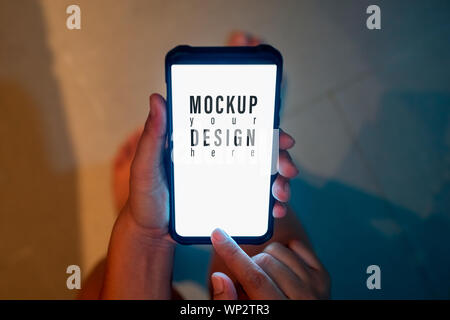 Hipster mockup Bild der Frau Hand, die moderne mobile Smartphone mit leerer Bildschirm für Sms oder Werbung Inhalte. Stockfoto