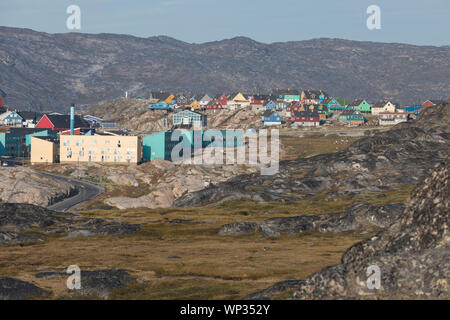 Die bunten Häuser von Rodebay, Grönland. Diese Siedlung liegt auf einer kleinen Halbinsel ragt aus dem Festland in östliche Disko Bucht. Stockfoto