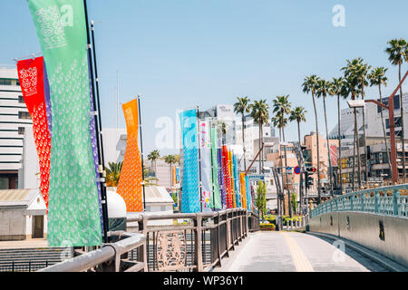 Tokushima, Shikoku, Japan - 18 April 2019: Tokushima Stadt und Brücke mit Palmen Stockfoto