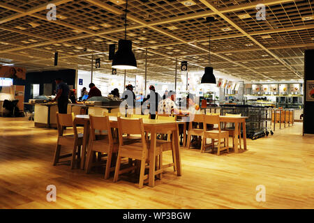 Die Menschen essen und bestellen schwedisches Essen bei Ikea Restaurant in Lublin, Polen Stockfoto