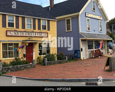 Portsmouth, NH/USA - 17.Oktober 2018: Zwei charmante waterfront Geschäfte in der Nähe von Marktplatz am Marcy Straße im historischen Zentrum Portsmouth's South End. Stockfoto