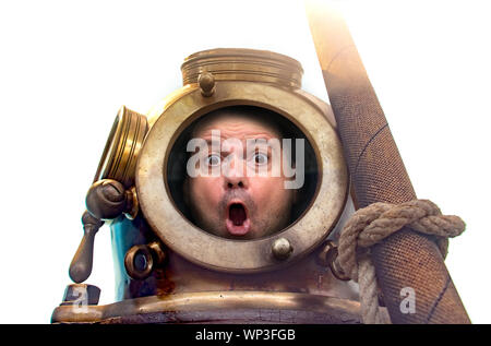 Porträt des Menschen in alten Taucheranzug und Helm, auf weißem Hintergrund. Lustige schockiert Taucher in retro Ausstattung Blick in die Kamera. Stockfoto