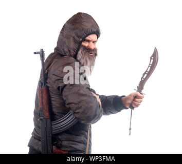 Der bärtige Mann, bewaffnet mit Kalaschnikow und Messer isoliert auf einem weißen Hintergrund. Muslimische Krieger mit automatischen Waffe. Stockfoto