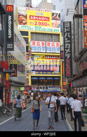 Straßenszenen mit Verkehr und Fußgänger Kreuzung in Shinjuku in Tokyo Japan Stockfoto