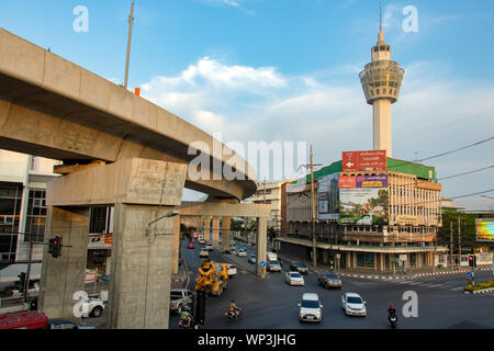 SAMUT PRAKAN, Thailand, 18. Mai 2019, den Verkehr in den Straßen von Samut Prakan, Thailand. Kreuzung mit konkreten Bahn Viadukt. Stockfoto