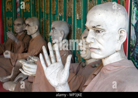 SAMUT PRAKAN, Thailand, 18. Mai 2019, Gruppe von Mönchen, Figuren, Thailand. Stockfoto