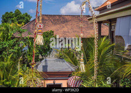 Tür zum balinesischen Haus für die Zeremonie dekoriert Stockfoto