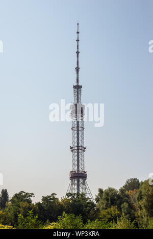 Kiew, Ukraine - 3. September 2019: Die Antenne des Fernsehens Center unter dem klaren Himmel in Kiew, Ukraine. TV Turm aus Stahl. Stockfoto