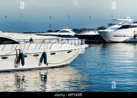Luxus Motorboote und Yachten im Hafen oder Marina in den geschützten sonnigen Wasser spiegelt günstig Stockfoto