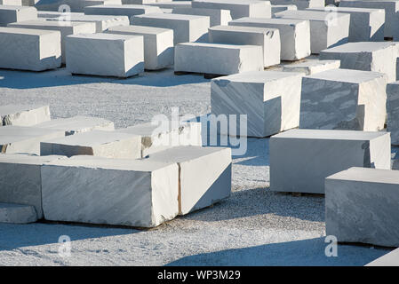 Viele große rechteckige Blöcke aus weißem Carrara-Marmor im Freien an eine Mine oder Steinbruch in der Toskana, Italien, in einem Konzept der Abbau von natürlichen Ressourcen für Stockfoto