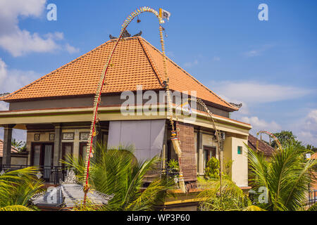 Tür zum balinesischen Haus für die Zeremonie dekoriert Stockfoto