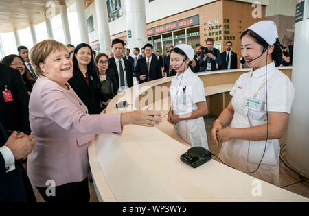 Wuhan, China. 07 Sep, 2019. Bundeskanzlerin Angela Merkel (CDU, 2. von links) ist von den Krankenschwestern am Eingang der deutsch-chinesischen Freundschaft Krankenhaus Tongji begrüßt. Merkel ist zu einem zweitaegigen Besuch in der Volksrepublik China. Quelle: Michael Kappeler/dpa/Alamy leben Nachrichten Stockfoto