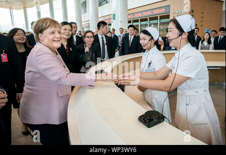 Wuhan, China. 07 Sep, 2019. Bundeskanzlerin Angela Merkel (CDU, 2. von links) ist von den Krankenschwestern am Eingang der deutsch-chinesischen Freundschaft Krankenhaus Tongji begrüßt. Merkel ist zu einem zweitaegigen Besuch in der Volksrepublik China. Quelle: Michael Kappeler/dpa/Alamy leben Nachrichten Stockfoto