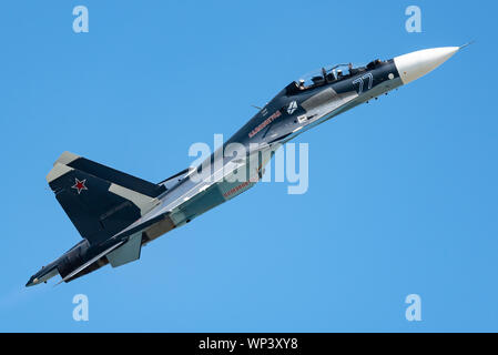 Ein sukhoi Su-30SM 2-Sitz supermaneuverable Kampfjet der Russischen Marine auf der MAKS 2019 Airshow. Stockfoto