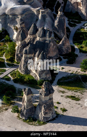 Die schöne Landschaft, die eine Reihe von feenkamine an Pasabagi in der Nähe von Zelve in der Region Kappadokien in der Türkei. Stockfoto