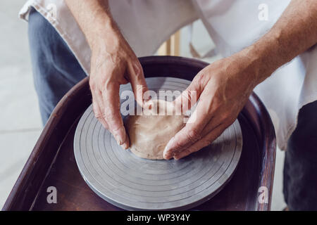 Mann Potter an der Töpferscheibe, Keramik Topf aus Ton in der Töpferei. Stockfoto