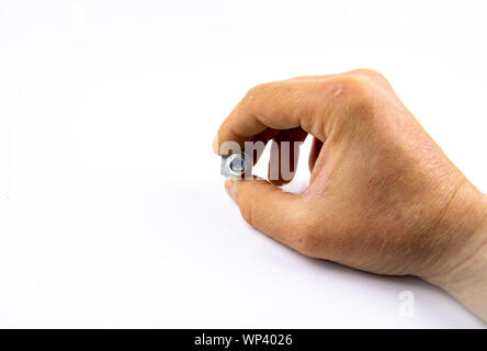 Metall Schraube in der Hand eines Mannes auf einem weißen Hintergrund, Platz für Text Stockfoto