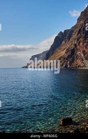 Die südliche Küste der Insel Madeira umfasst isolierte Dörfer am Fuße des umfangreichen Klippen. Stockfoto