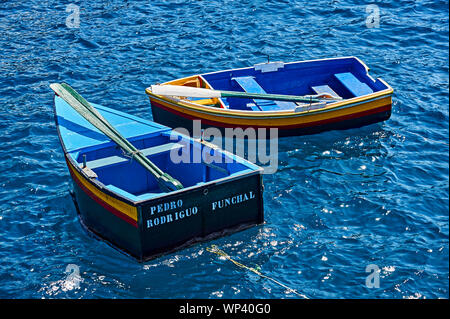 Madeira und bunten Fischerboote im Hafen von Camara de Lobos Stockfoto