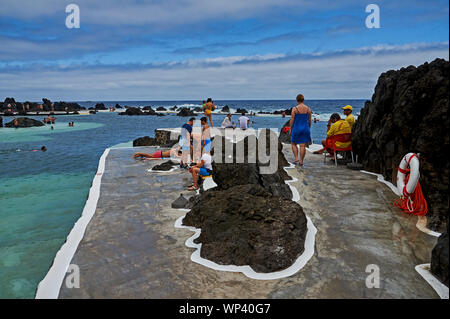 Porto Moniz, Madeira und Touristen genießen die natürliche Piscines, Schwimmbäder durch die Lavaformationen erstellt und durch den Atlantischen Ozean gespeist. Stockfoto