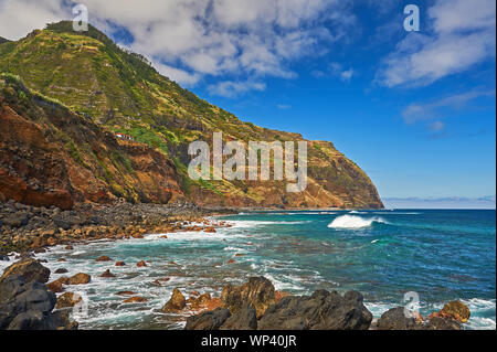 Atlantik und robuste vulkanischen Küste des nördlichen Madeira Porto Moniz, mit Wellen auf die Felsen und Ufer brechen. Stockfoto