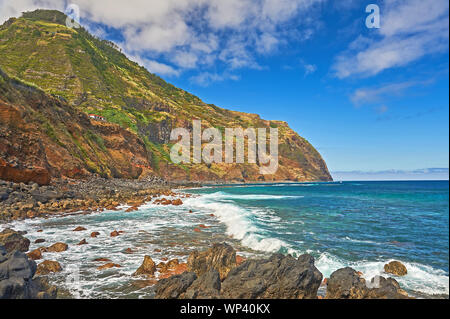 Atlantik und robuste vulkanischen Küste des nördlichen Madeira Porto Moniz, mit Wellen auf die Felsen und Ufer brechen. Stockfoto