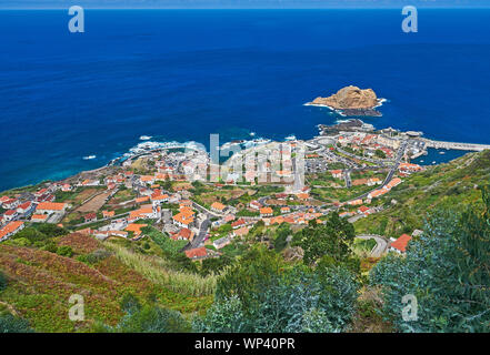 Porto Moniz, an der Nordküste von Madeira und der natürlichen Pools von lava Seen und den Atlantischen Ozean. Stockfoto