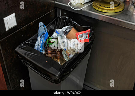 Große, Grob, überfüllt, gefüllt, Restaurant, Lila, Wohnung, Bau, Hochschule, Schrott, Krankenhaus Stockfoto