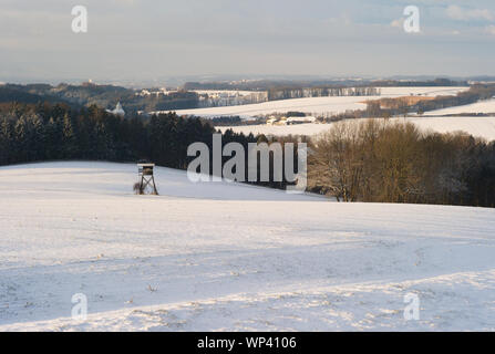 Romantische Winterlandschaft mit Schnee, Patches auf die Bäume und Häuser in Niederösterreich Stockfoto
