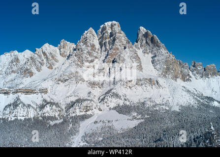 Monte Cristallo Berg, Schnee im Winter, von Faloria, Cortina d Ampezzo Ski und Winter Sports Resort, Italien - Gipfel der Dolomiten gesehen in Stockfoto