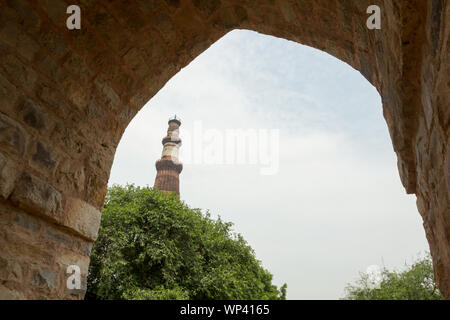Turm, betrachtet durch einen Bogen an Qutub Komplex, Qutub Minar, New Delhi, Indien Stockfoto