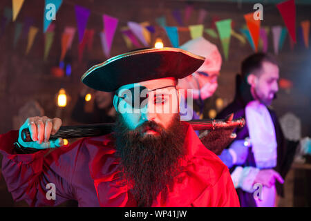 Portrait von schönen Männern gekleidet wie eine traurige Piraten an Halloween zu sammeln. Attraktiver Mann in einem Piraten Kostüm. Stockfoto