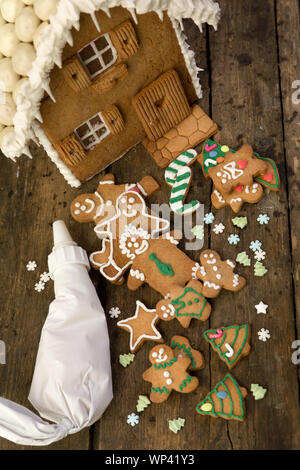 Sortiment von Lebkuchen cookies auf einem rustikalen Holztisch Stockfoto