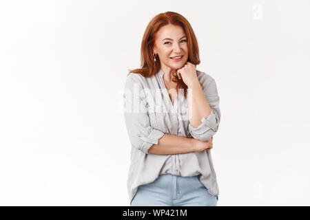 Erfolgreiche wunderschöne rothaarige Frauen mittleren Alters stilvoll gepflegten Outfit lean Faust Gesicht-line lächelt amüsiert unterhalten haben Gespräch Grillparty gar Stockfoto
