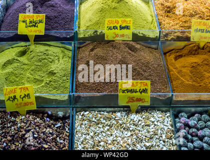 ISTANBUL, Türkei - 11. MAI 2011: Eine bunte Vielfalt an Gewürzen und Tees für den Verkauf in einem Geschäft in der Spice Bazaar im Stadtteil Eminönü Istanb Stockfoto