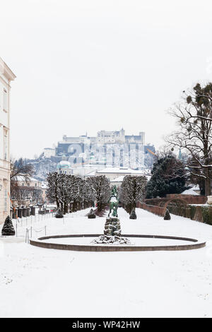 Ein mitten im Winter Blick über Mirabellgarten in Salzburg, Österreich. Im Hintergrund sieht man die Festung Hohensalzburg sitzt auf Festungsberg. Stockfoto