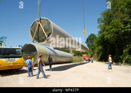 Transport und Installation von Windenergieanlagen im Massif Central, Frankreich Stockfoto