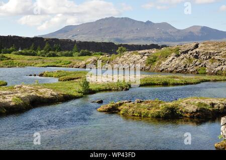 Größter siehe Inseln - der Pingvallavatn, mit schroffen Felsbuchten in einer wunderbaren Landschaft. Stockfoto