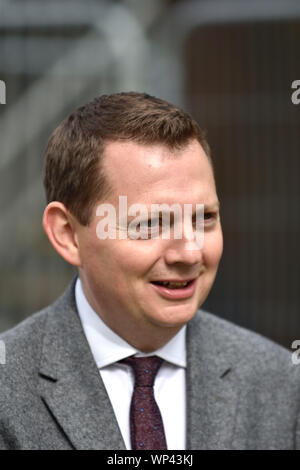 Matt Chorley - mal Journalist und Redakteur der Red Box, die Zeiten der politischen Podcast-College Green, Westminster, Sept. 2019. Stockfoto