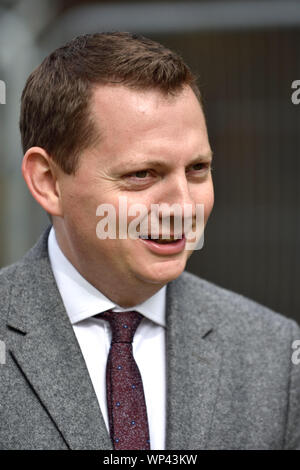 Matt Chorley - mal Journalist und Redakteur der Red Box, die Zeiten der politischen Podcast-College Green, Westminster, Sept. 2019. Stockfoto