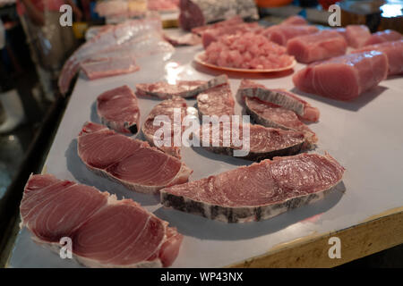 Frischer Fisch auf der Anzeige innerhalb des öffentlichen Markt der General Santos City, Philippinen Stockfoto