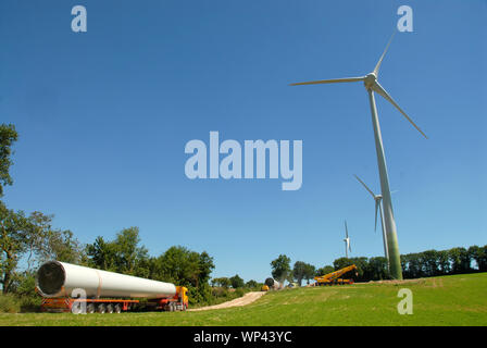 Transport und Installation von Windenergieanlagen im Massif Central, Frankreich Stockfoto