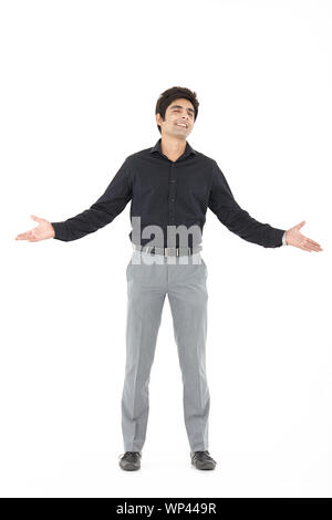 Geschäftsmann mit seinem ausgestreckten Arm stehend Stockfoto