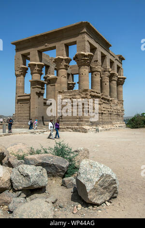 Der Kiosk des Trajan an Philae. Philae (Agilqiyya Insel) stammt aus dem 30. Dynastie und ist einer der besterhaltenen Tempel in Ägypten. Stockfoto