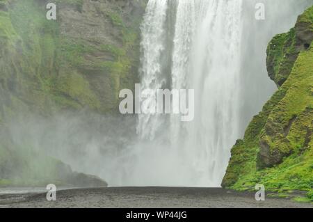 Skógafoss - Wasserfall im Süden Inseln nahe der Ringstraße. Stockfoto