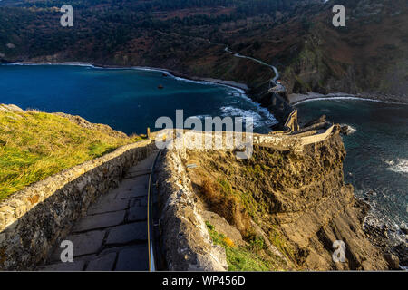 Stein Treppen absteigend den dramatischen Weg von San Juan de Gaztelugatxe bei Sonnenuntergang, Bermeo, Baskenland, Spanien Stockfoto