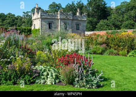 Blumenrabatten im Garten bei Floors Castle in der Nähe von Kelso, Scottish Borders, Schottland, Großbritannien Stockfoto