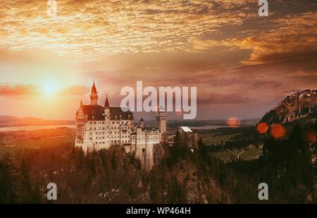 Schöne Weitaufnahme des berühmten Schlosses Neuschwanstein in Schwangau, Deutschland unter atemberaubendem Himmel Stockfoto