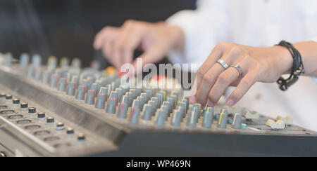 Nahaufnahme eines jungen Mannes Einrichten der Digital Mixer. Stockfoto