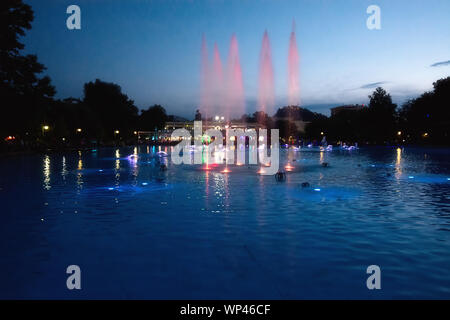 Tänzer Brunnen Lichter in Plovdiv (Bulgarien) Stockfoto